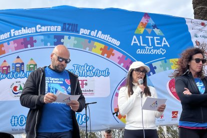 Eva María Pérez, vocal de la Asociación Altea, dedica unas palabras de agradecimiento a los participantes.