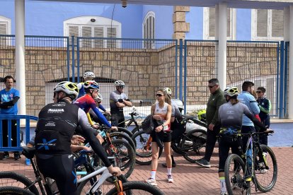 Ciclistas esperan el inicio con entusiasmo.