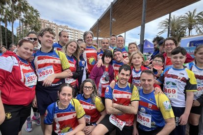 Participantes listos con sus dorsales en el Parque de las Almadravillas.