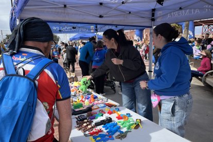 Asistentes acudiendo a uno de los stands solidarios.