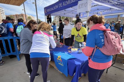 El stand de camisetas solidarias de la Asociación Altea.