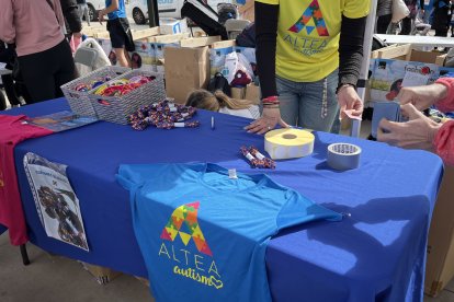 La camiseta solidaria de la IV Runner Fashion Carrera Azul.