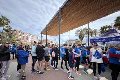 Vista general de las colas de inscripción para la carrera.