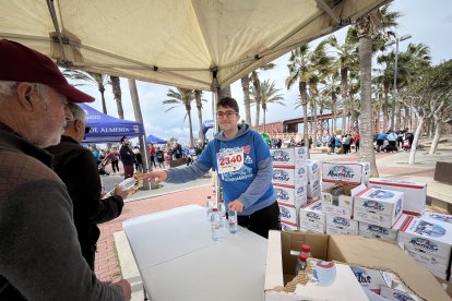 El stand de agua refrescando a los corredores para el circuito.