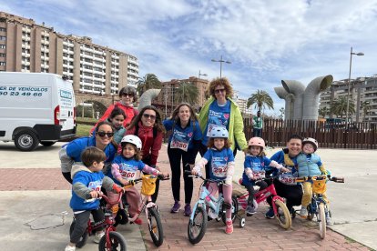 Asistentes preparados con sus camisetas azules y dorsales.