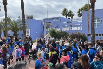 Parejas, amigos y familias disfrutando del recorrido.