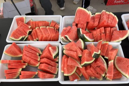 Sandía solidaria para los corredores.