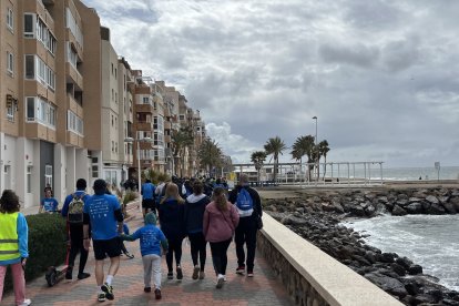 El paseo marítimo de Almería teñido de azul por el autismo.