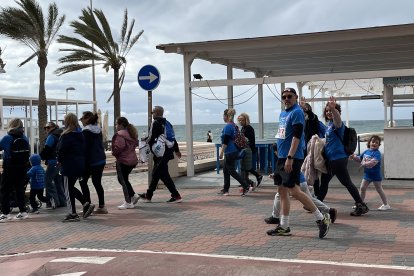 Padres e hijos durante la marcha solidaria.
