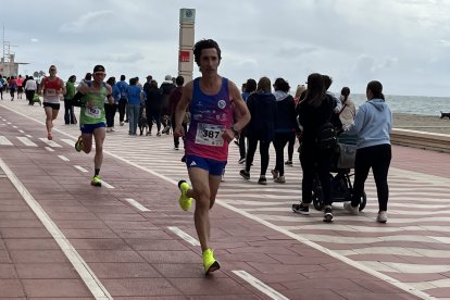 Corredores en fila por el paseo.
