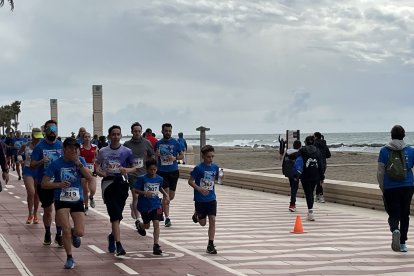 Participantes corriendo junto al mar.