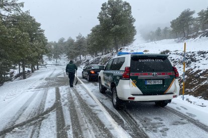 Los vehículos se quedaron atravesados en la carretera por el hielo.