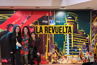 La periodista almeriense Celia Cañabate (en el centro), en ‘La Revuelta’, con su amiga Marta Castellano y Uxía Soliño, compañera en el servicio de TVE.