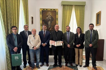 El obispo, Antonio Gómez Cantero, recibió su álbum de Holy Cards.