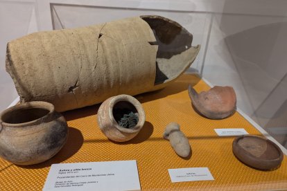 Anforas expuestas en el museo Adra.