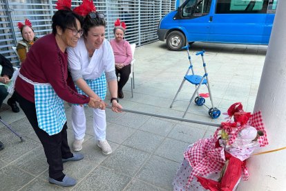 Los mayores del centro de día disfrutan rompiendo sus 