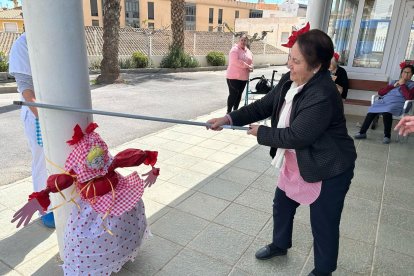 Los mayores del centro de día disfrutan rompiendo sus 