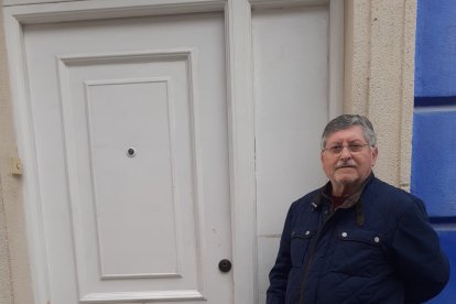 A la puerta del local de su primera peluquería.