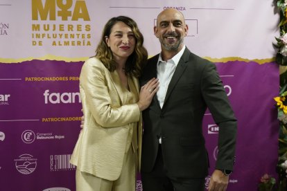 Israel Mañas, responsable del Colegio Oficial de Psicología de Andalucía Oriental (COPAO) en Almería, junto a María Montagut.