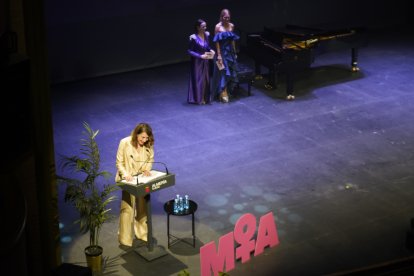María Montagut, fundadora de MIA, junto a las presentadoras de la gala, Rosenda Mirón y Mar Segura.