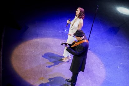 La cantante almeriense Mery Gil, acompañada del guitarrista Paco Rivas.