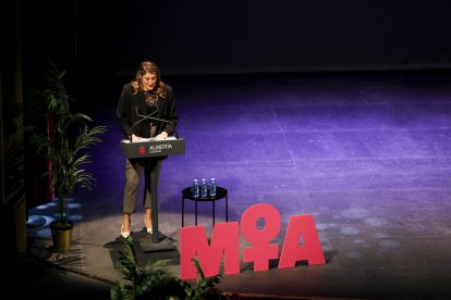 Inmacula Vallejo, directora de Calidad y Seguridad Alimentaria en Luxeapers S.L.U., durante su intervención tras recibir el premio en la categoría de Directivas en la gala de los Premios MIA 2025.