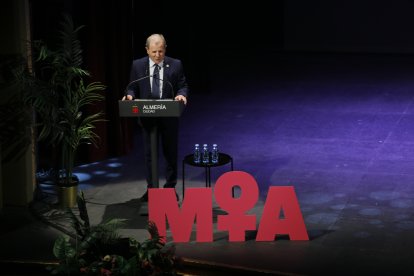 Jerónimo Parra, presidente de la Cámara de Comercio de Almería y reconocido como Hombre MIA del Año, durante su discurso.