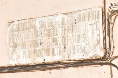 Placa de construcción de las viviendas de protección oficial de Las 500 Viviendas.