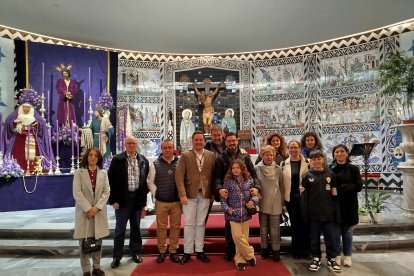 Foto de familia con los representantes de la Hermandad de la Noche Oscura