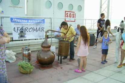 Taller de destilación en El Zapillo.