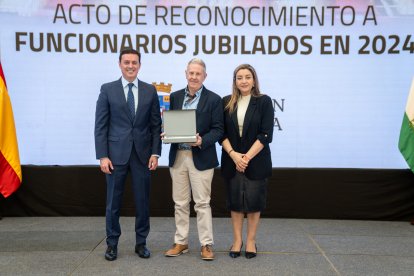 El presidente de la Diputación de Almería, Javier A. García, y la diputada de Recursos Humanos, María del Mar López, posan junto a los homenajeados.