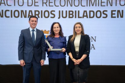 El presidente de la Diputación de Almería, Javier A. García, y la diputada de Recursos Humanos, María del Mar López, posan junto a los homenajeadas
