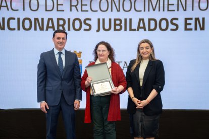El presidente de la Diputación de Almería, Javier A. García, y la diputada de Recursos Humanos, María del Mar López, posan junto a los homenajeadss.