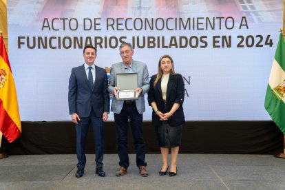 El presidente de la Diputación de Almería, Javier A. García, y la diputada de Recursos Humanos, María del Mar López, posan junto a los homenajeados.
