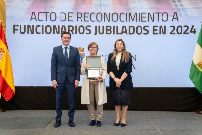 El presidente de la Diputación de Almería, Javier A. García, y la diputada de Recursos Humanos, María del Mar López, posan junto a los homenajeados.