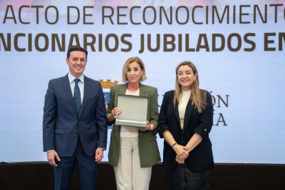 El presidente de la Diputación de Almería, Javier A. García, y la diputada de Recursos Humanos, María del Mar López, posan junto a los homenajeados.