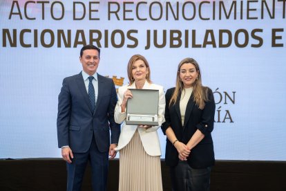 El presidente de la Diputación de Almería, Javier A. García, y la diputada de Recursos Humanos, María del Mar López, posan junto a los homenajeados.