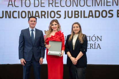 El presidente de la Diputación de Almería, Javier A. García, y la diputada de Recursos Humanos, María del Mar López, posan junto a los homenajeados.