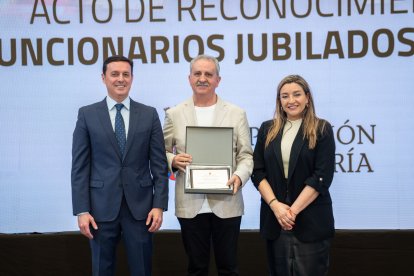 El presidente de la Diputación de Almería, Javier A. García, y la diputada de Recursos Humanos, María del Mar López, posan junto a los homenajeados.