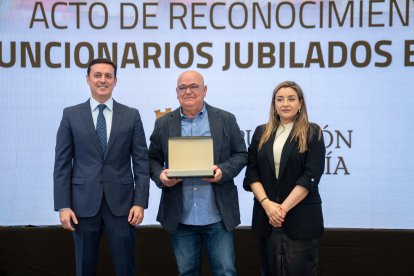 El presidente de la Diputación de Almería, Javier A. García, y la diputada de Recursos Humanos, María del Mar López, posan junto a los homenajeados.