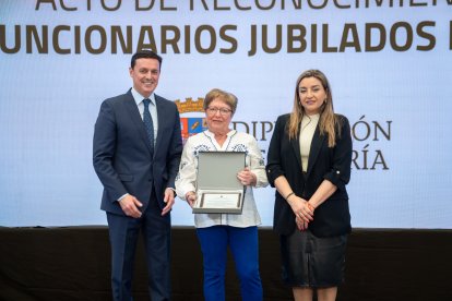 El presidente de la Diputación de Almería, Javier A. García, y la diputada de Recursos Humanos, María del Mar López, posan junto a los homenajeados.