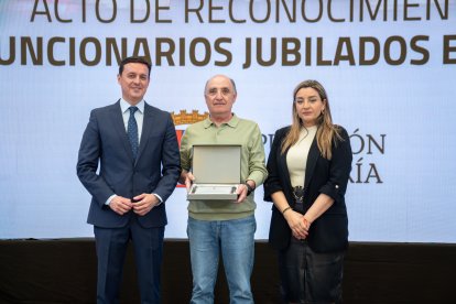 El presidente de la Diputación de Almería, Javier A. García, y la diputada de Recursos Humanos, María del Mar López, posan junto a los homenajeados.