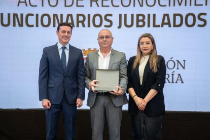 El presidente de la Diputación de Almería, Javier A. García, y la diputada de Recursos Humanos, María del Mar López, posan junto a los homenajeados.