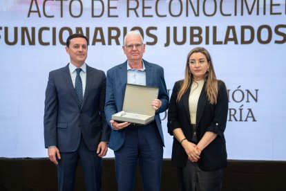 El presidente de la Diputación de Almería, Javier A. García, y la diputada de Recursos Humanos, María del Mar López, posan junto a los homenajeados.