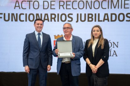 El presidente de la Diputación de Almería, Javier A. García, y la diputada de Recursos Humanos, María del Mar López, posan junto a los homenajeados.