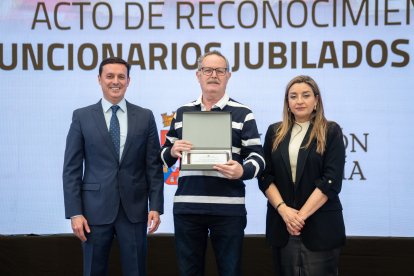 El presidente de la Diputación de Almería, Javier A. García, y la diputada de Recursos Humanos, María del Mar López, posan junto a los homenajeados.
