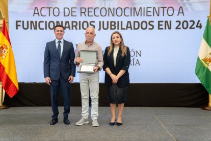 El presidente de la Diputación de Almería, Javier A. García, y la diputada de Recursos Humanos, María del Mar López, posan junto a los homenajeados.