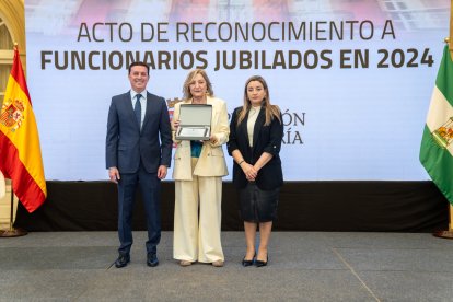 El presidente de la Diputación de Almería, Javier A. García, y la diputada de Recursos Humanos, María del Mar López, posan junto a los homenajeados.