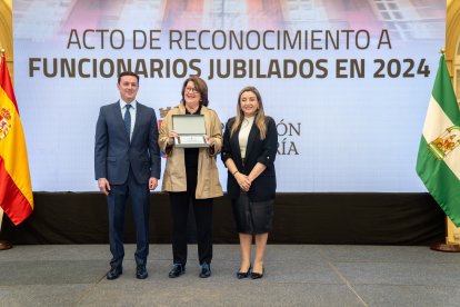 El presidente de la Diputación de Almería, Javier A. García, y la diputada de Recursos Humanos, María del Mar López, posan junto a los homenajeados.