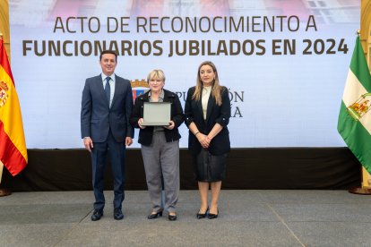 El presidente de la Diputación de Almería, Javier A. García, y la diputada de Recursos Humanos, María del Mar López, posan junto a los homenajeados.